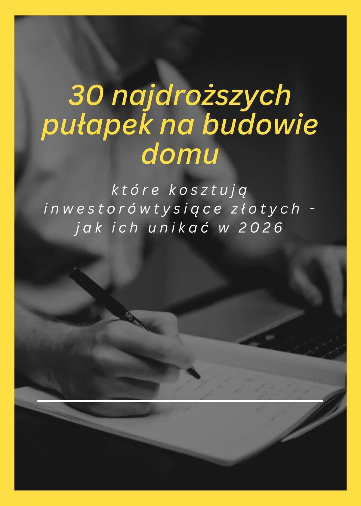 Osoba pisze w notesie przy laptopie, napis: 30 najdroższych pułapek na budowie domu 2026.